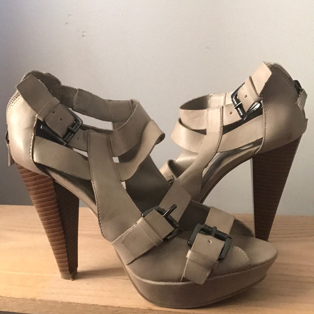 Tan/grey strappy buckle heels